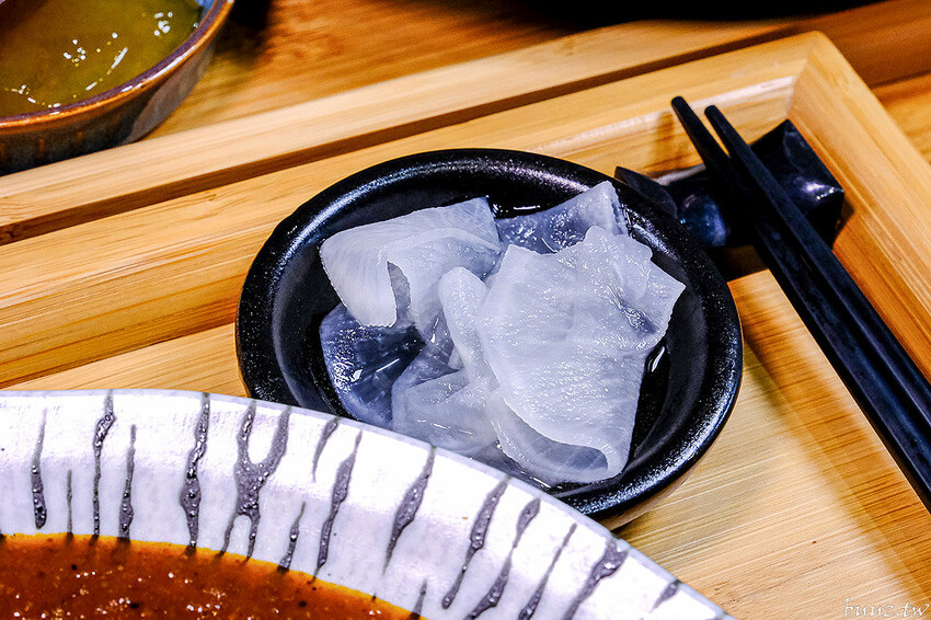 烏龍麵清甜湯頭大塊雞腿肉，佐屋熟成咖哩結合20種辛香料，滋味濃郁微酸尾韻有層次！