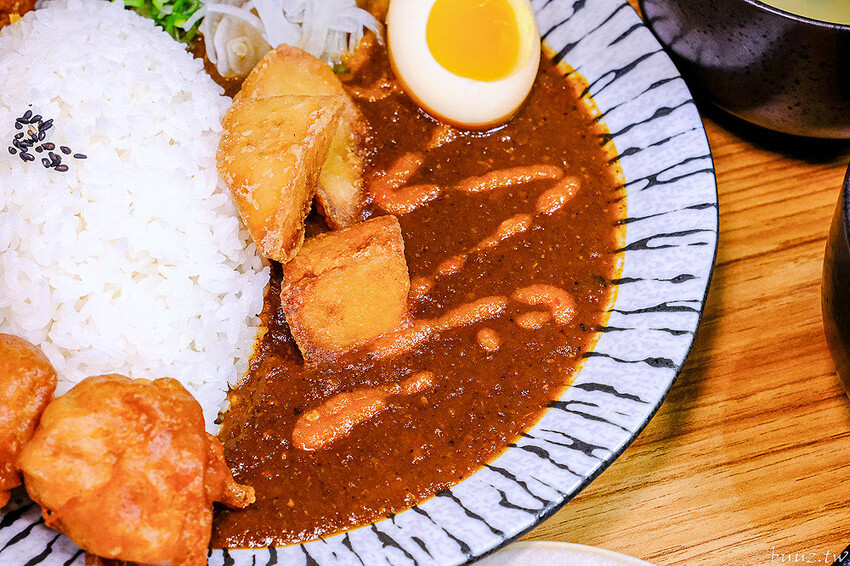 烏龍麵清甜湯頭大塊雞腿肉，佐屋熟成咖哩結合20種辛香料，滋味濃郁微酸尾韻有層次！