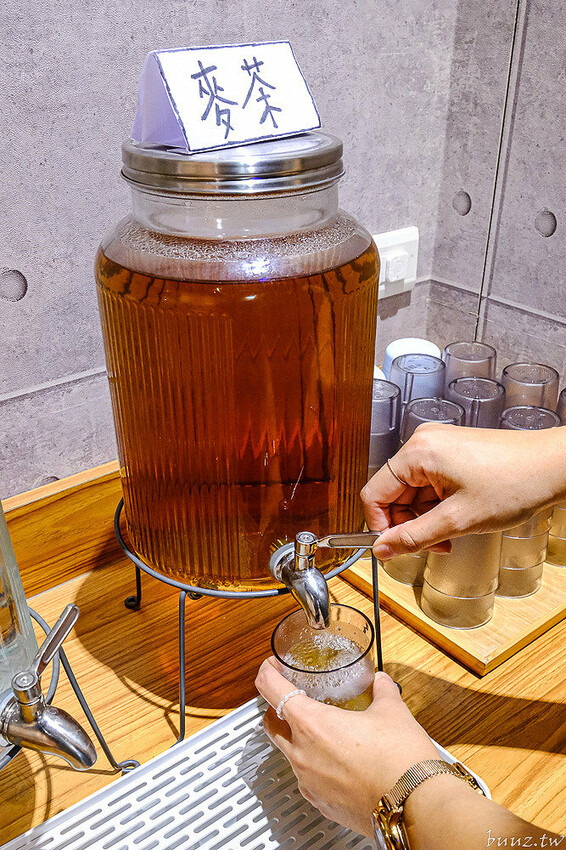 烏龍麵清甜湯頭大塊雞腿肉，佐屋熟成咖哩結合20種辛香料，滋味濃郁微酸尾韻有層次！