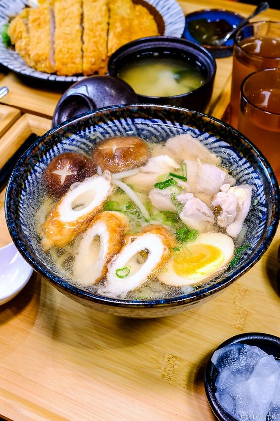 烏龍麵清甜湯頭大塊雞腿肉，佐屋熟成咖哩結合20種辛香料，滋味濃郁微酸尾韻有層次！