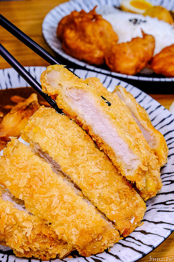 烏龍麵清甜湯頭大塊雞腿肉，佐屋熟成咖哩結合20種辛香料，滋味濃郁微酸尾韻有層次！