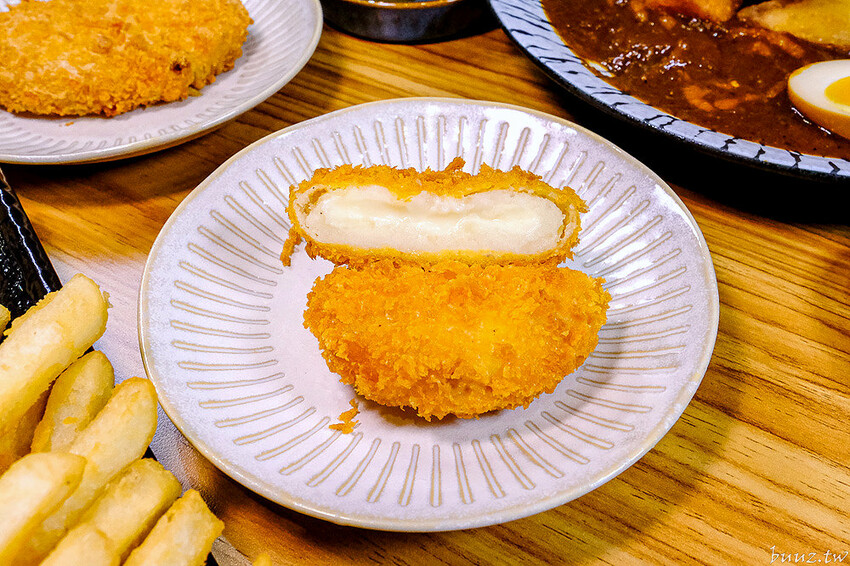 烏龍麵清甜湯頭大塊雞腿肉，佐屋熟成咖哩結合20種辛香料，滋味濃郁微酸尾韻有層次！