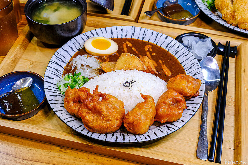 烏龍麵清甜湯頭大塊雞腿肉，佐屋熟成咖哩結合20種辛香料，滋味濃郁微酸尾韻有層次！