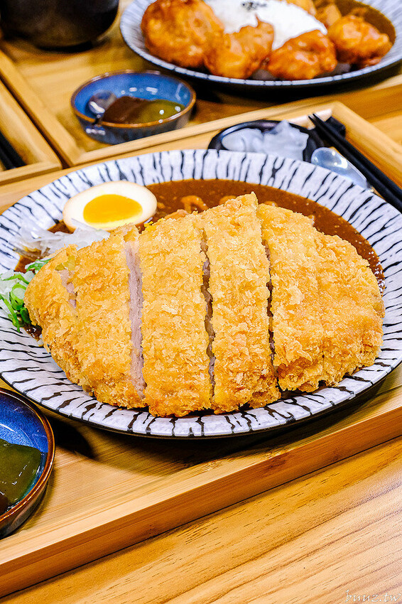 烏龍麵清甜湯頭大塊雞腿肉，佐屋熟成咖哩結合20種辛香料，滋味濃郁微酸尾韻有層次！