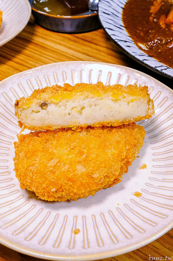 烏龍麵清甜湯頭大塊雞腿肉，佐屋熟成咖哩結合20種辛香料，滋味濃郁微酸尾韻有層次！