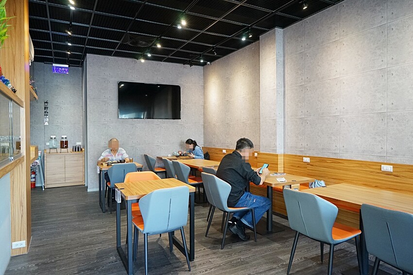 新開幕!!益民一中商圈手炒熟成咖哩、烏龍麵,內用免費升等套餐,還可免費加飯,且無服務費!!