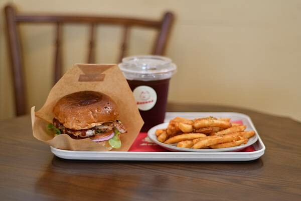 台南市東區【台南東區】KOKOMO 三明治漢堡~小小可愛的日式漢堡三明治專賣店。