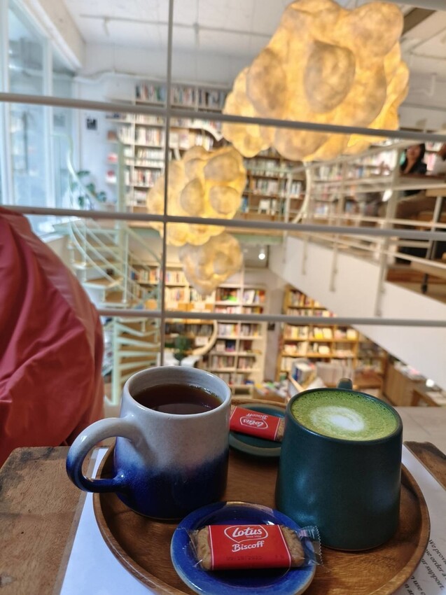 59028.jpg - 【台北.中山站】不限時寵物友善咖啡廳推薦。一間書店。隱身在青年旅館內一個採光超棒的咖啡廳