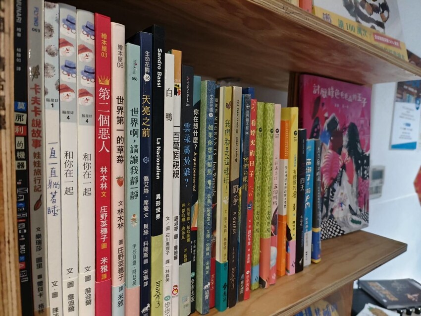 59042.jpg - 【台北.中山站】不限時寵物友善咖啡廳推薦。一間書店。隱身在青年旅館內一個採光超棒的咖啡廳