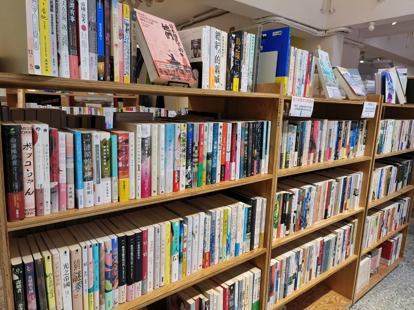 59035.jpg - 【台北.中山站】不限時寵物友善咖啡廳推薦。一間書店。隱身在青年旅館內一個採光超棒的咖啡廳