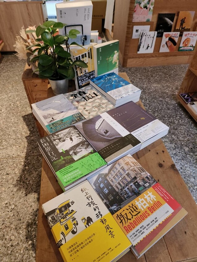 59039.jpg - 【台北.中山站】不限時寵物友善咖啡廳推薦。一間書店。隱身在青年旅館內一個採光超棒的咖啡廳