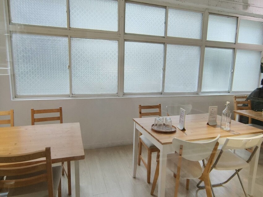 58977.jpg - 【台北.中山站】不限時寵物友善咖啡廳推薦。一間書店。隱身在青年旅館內一個採光超棒的咖啡廳