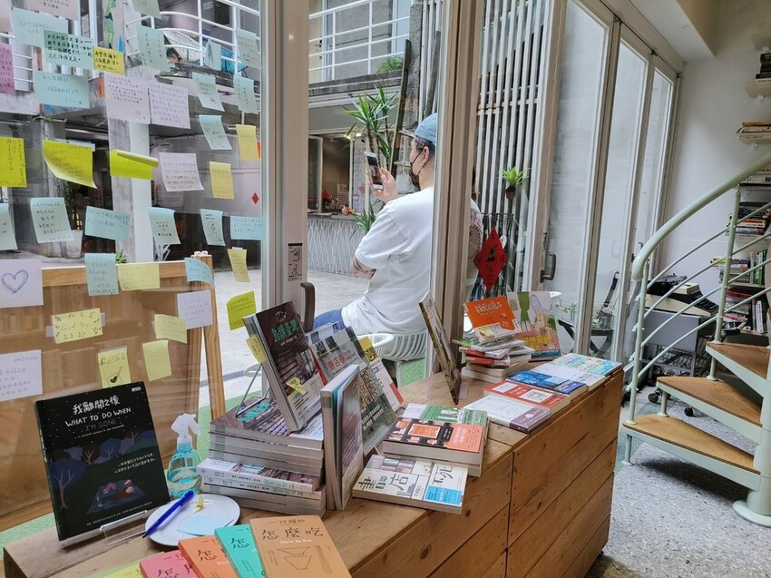 59036.jpg - 【台北.中山站】不限時寵物友善咖啡廳推薦。一間書店。隱身在青年旅館內一個採光超棒的咖啡廳