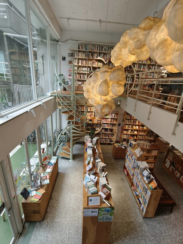 59029.jpg - 【台北.中山站】不限時寵物友善咖啡廳推薦。一間書店。隱身在青年旅館內一個採光超棒的咖啡廳