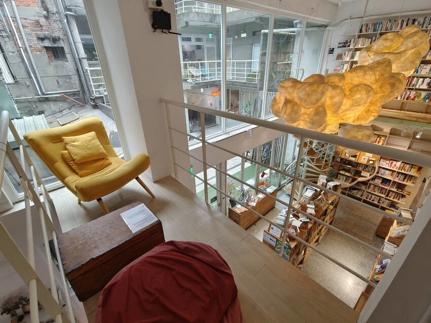 58976.jpg - 【台北.中山站】不限時寵物友善咖啡廳推薦。一間書店。隱身在青年旅館內一個採光超棒的咖啡廳