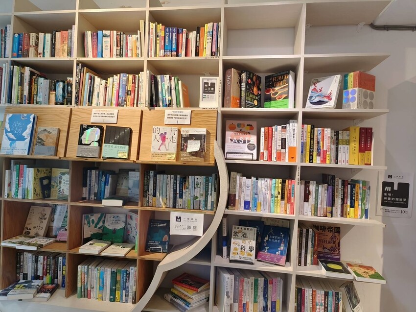 59038.jpg - 【台北.中山站】不限時寵物友善咖啡廳推薦。一間書店。隱身在青年旅館內一個採光超棒的咖啡廳