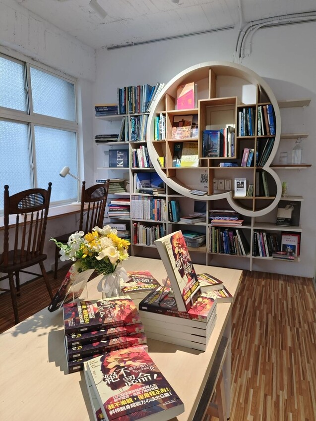 59031.jpg - 【台北.中山站】不限時寵物友善咖啡廳推薦。一間書店。隱身在青年旅館內一個採光超棒的咖啡廳