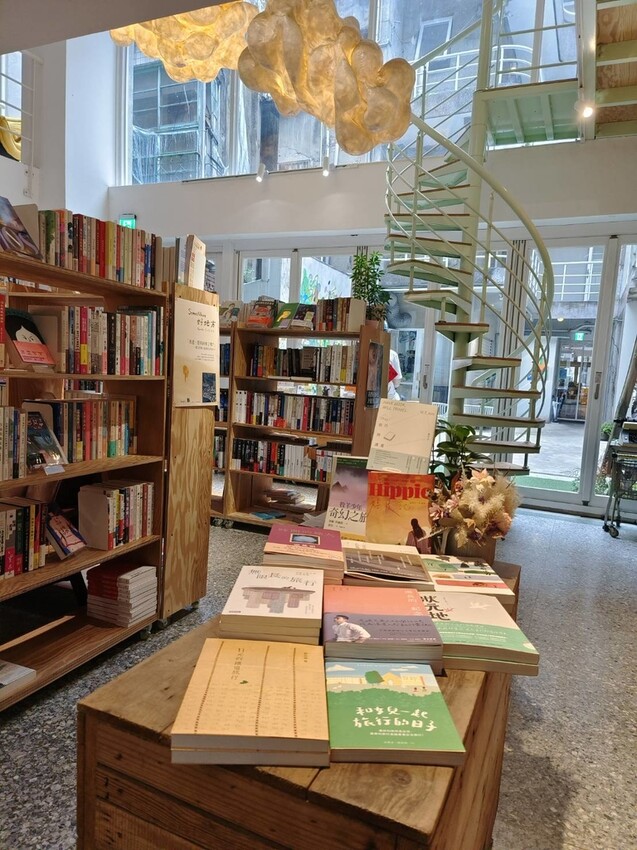 58975.jpg - 【台北.中山站】不限時寵物友善咖啡廳推薦。一間書店。隱身在青年旅館內一個採光超棒的咖啡廳