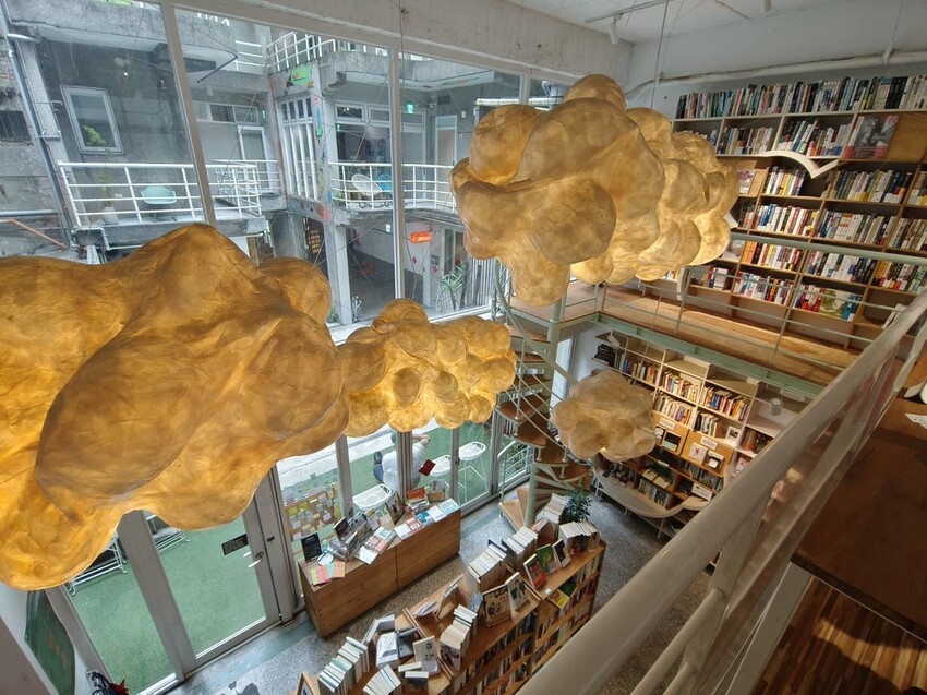 59030.jpg - 【台北.中山站】不限時寵物友善咖啡廳推薦。一間書店。隱身在青年旅館內一個採光超棒的咖啡廳