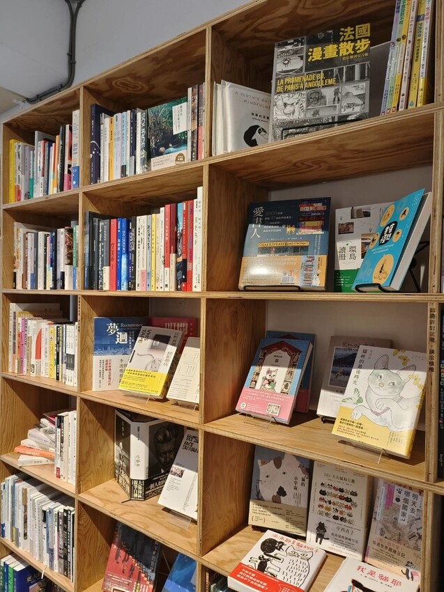 59044.jpg - 【台北.中山站】不限時寵物友善咖啡廳推薦。一間書店。隱身在青年旅館內一個採光超棒的咖啡廳