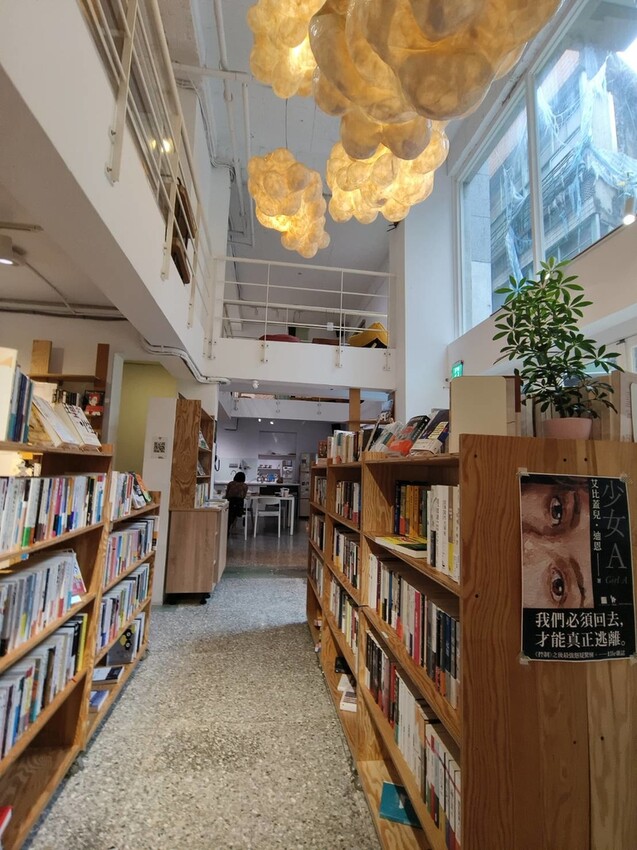 59058.jpg - 【台北.中山站】不限時寵物友善咖啡廳推薦。一間書店。隱身在青年旅館內一個採光超棒的咖啡廳