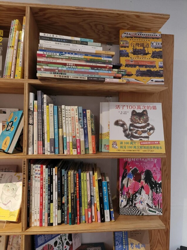 59045.jpg - 【台北.中山站】不限時寵物友善咖啡廳推薦。一間書店。隱身在青年旅館內一個採光超棒的咖啡廳