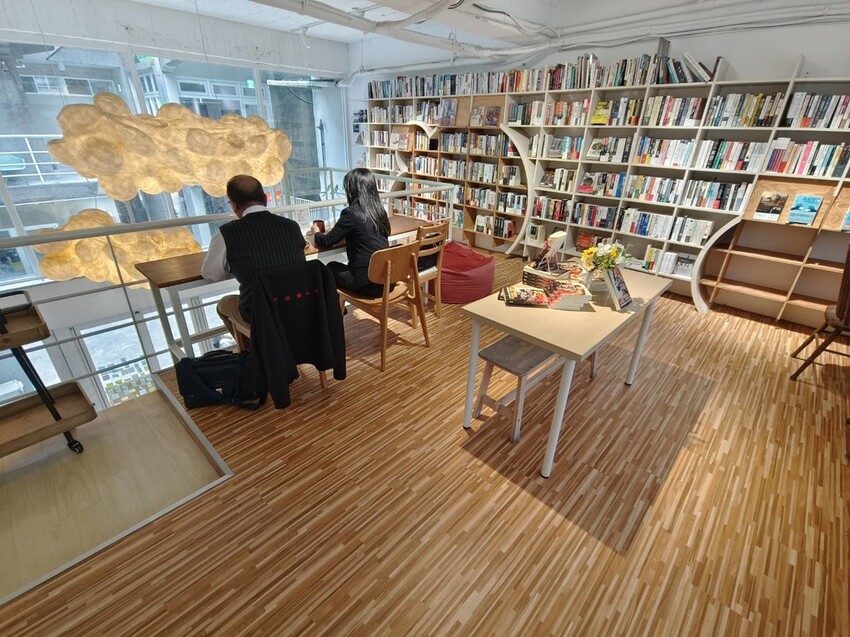 58974.jpg - 【台北.中山站】不限時寵物友善咖啡廳推薦。一間書店。隱身在青年旅館內一個採光超棒的咖啡廳