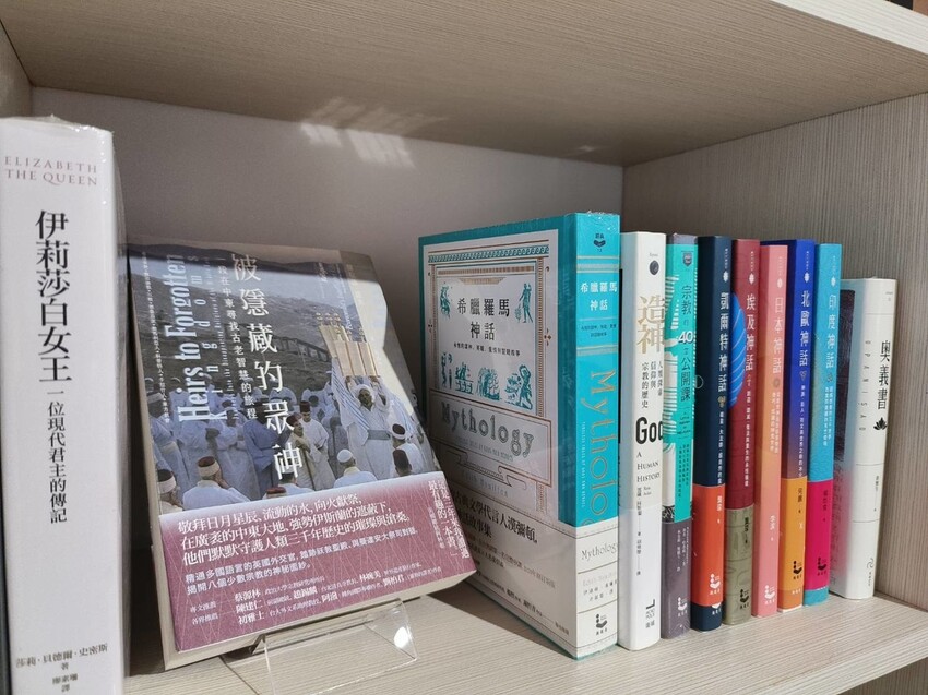 59034.jpg - 【台北.中山站】不限時寵物友善咖啡廳推薦。一間書店。隱身在青年旅館內一個採光超棒的咖啡廳