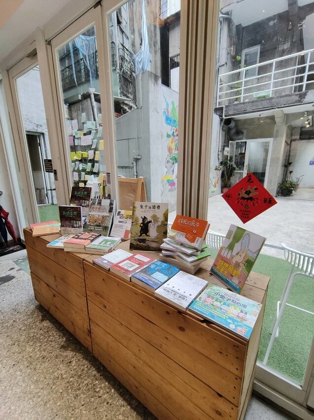 59057.jpg - 【台北.中山站】不限時寵物友善咖啡廳推薦。一間書店。隱身在青年旅館內一個採光超棒的咖啡廳