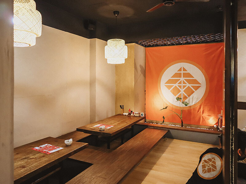 「牛未來Sugoi」竹北洞穴主題食堂，中午就營業，多種定食價位親民，還有牛肉、牛肚、牛筋特色石鍋，適合周末三五好友聊天聚餐