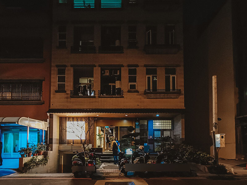 「牛未來Sugoi」竹北洞穴主題食堂，中午就營業，多種定食價位親民，還有牛肉、牛肚、牛筋特色石鍋，適合周末三五好友聊天聚餐