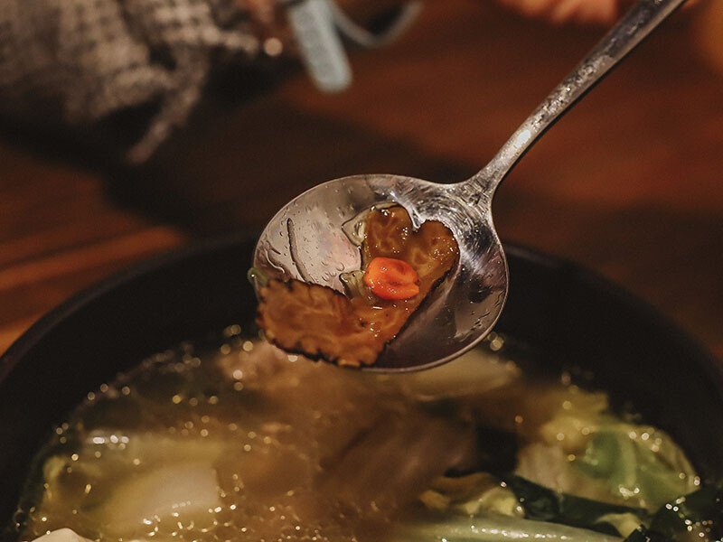 「牛未來Sugoi」竹北洞穴主題食堂，中午就營業，多種定食價位親民，還有牛肉、牛肚、牛筋特色石鍋，適合周末三五好友聊天聚餐