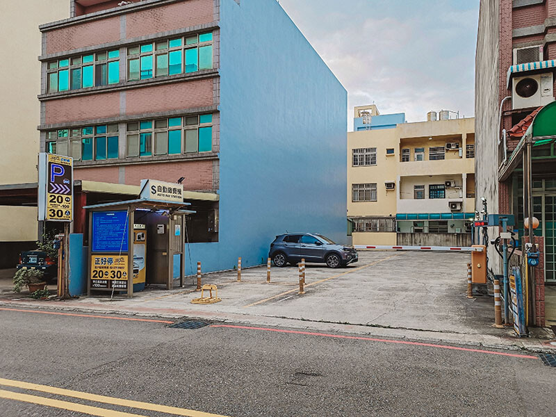 「牛未來Sugoi」竹北洞穴主題食堂，中午就營業，多種定食價位親民，還有牛肉、牛肚、牛筋特色石鍋，適合周末三五好友聊天聚餐