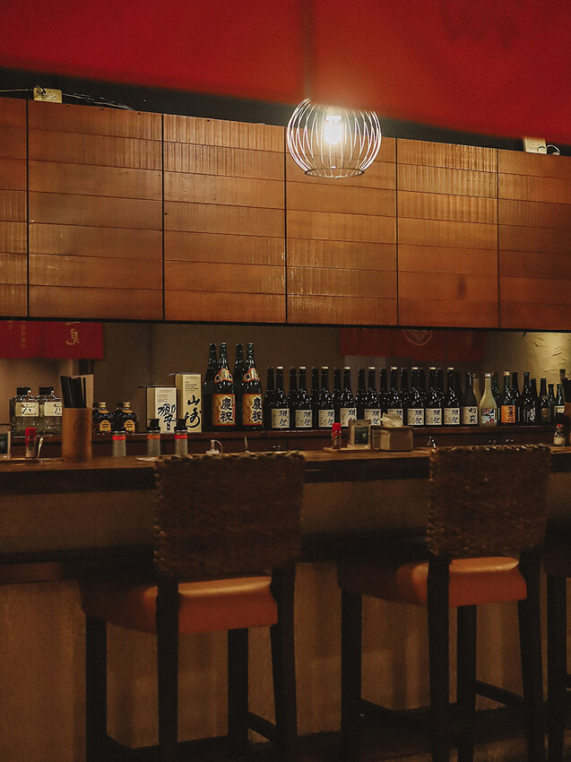 「牛未來Sugoi」竹北洞穴主題食堂，中午就營業，多種定食價位親民，還有牛肉、牛肚、牛筋特色石鍋，適合周末三五好友聊天聚餐