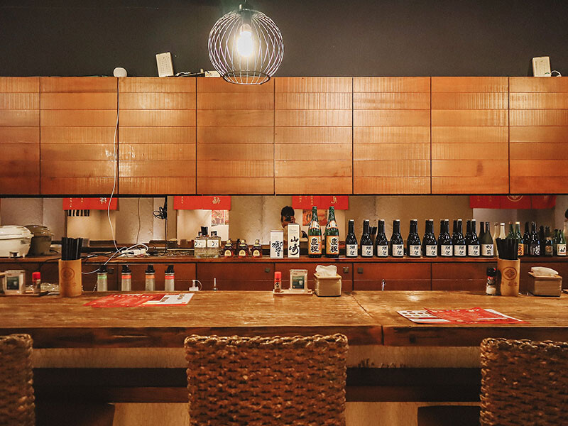 「牛未來Sugoi」竹北洞穴主題食堂，中午就營業，多種定食價位親民，還有牛肉、牛肚、牛筋特色石鍋，適合周末三五好友聊天聚餐