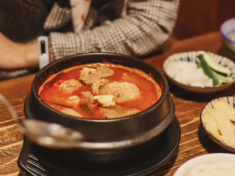 「牛未來Sugoi」竹北洞穴主題食堂，中午就營業，多種定食價位親民，還有牛肉、牛肚、牛筋特色石鍋，適合周末三五好友聊天聚餐