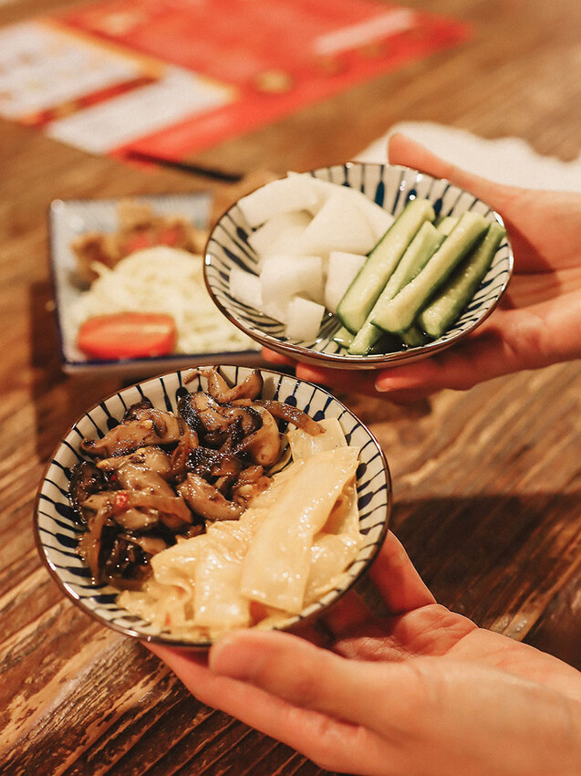 「牛未來Sugoi」竹北洞穴主題食堂，中午就營業，多種定食價位親民，還有牛肉、牛肚、牛筋特色石鍋，適合周末三五好友聊天聚餐