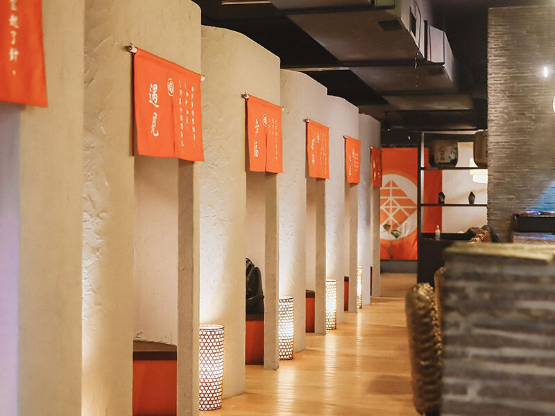 「牛未來Sugoi」竹北洞穴主題食堂，中午就營業，多種定食價位親民，還有牛肉、牛肚、牛筋特色石鍋，適合周末三五好友聊天聚餐