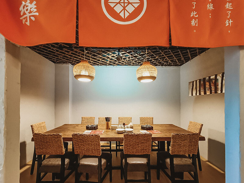 「牛未來Sugoi」竹北洞穴主題食堂，中午就營業，多種定食價位親民，還有牛肉、牛肚、牛筋特色石鍋，適合周末三五好友聊天聚餐