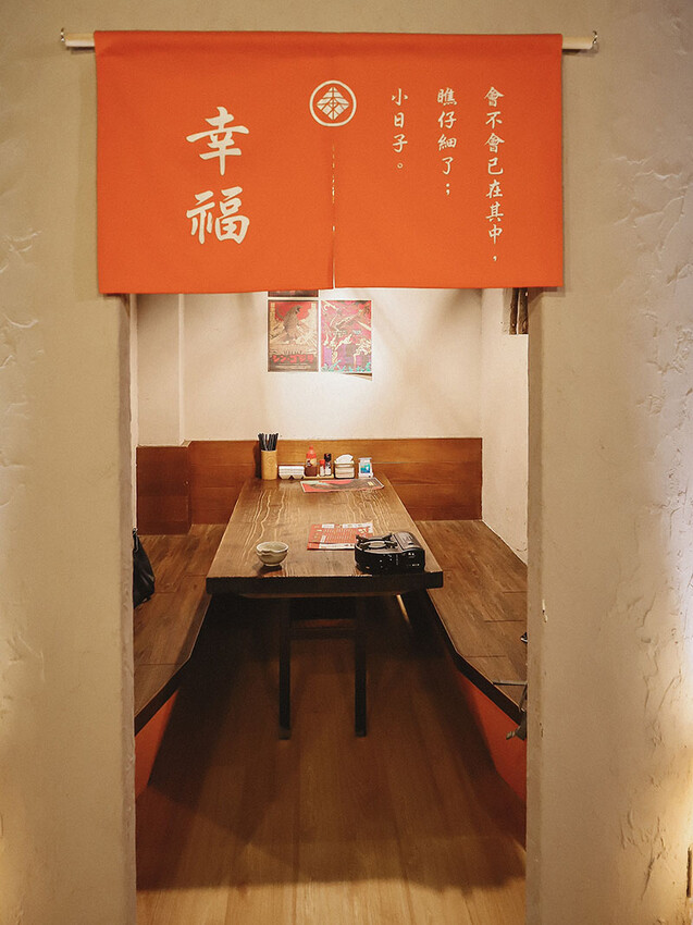 「牛未來Sugoi」竹北洞穴主題食堂，中午就營業，多種定食價位親民，還有牛肉、牛肚、牛筋特色石鍋，適合周末三五好友聊天聚餐