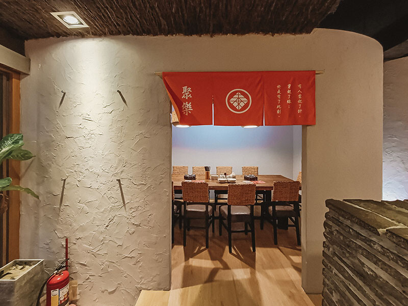 「牛未來Sugoi」竹北洞穴主題食堂，中午就營業，多種定食價位親民，還有牛肉、牛肚、牛筋特色石鍋，適合周末三五好友聊天聚餐