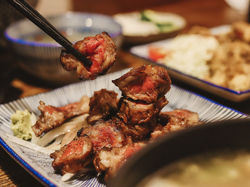 「牛未來Sugoi」竹北洞穴主題食堂，中午就營業，多種定食價位親民，還有牛肉、牛肚、牛筋特色石鍋，適合周末三五好友聊天聚餐