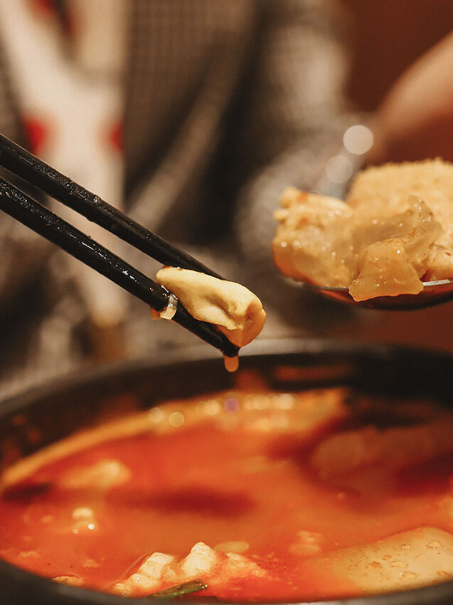 「牛未來Sugoi」竹北洞穴主題食堂，中午就營業，多種定食價位親民，還有牛肉、牛肚、牛筋特色石鍋，適合周末三五好友聊天聚餐