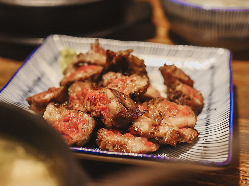 「牛未來Sugoi」竹北洞穴主題食堂，中午就營業，多種定食價位親民，還有牛肉、牛肚、牛筋特色石鍋，適合周末三五好友聊天聚餐