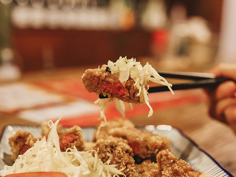 「牛未來Sugoi」竹北洞穴主題食堂，中午就營業，多種定食價位親民，還有牛肉、牛肚、牛筋特色石鍋，適合周末三五好友聊天聚餐