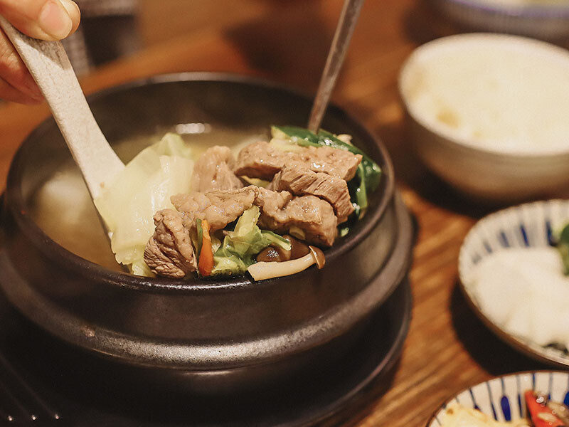 「牛未來Sugoi」竹北洞穴主題食堂，中午就營業，多種定食價位親民，還有牛肉、牛肚、牛筋特色石鍋，適合周末三五好友聊天聚餐