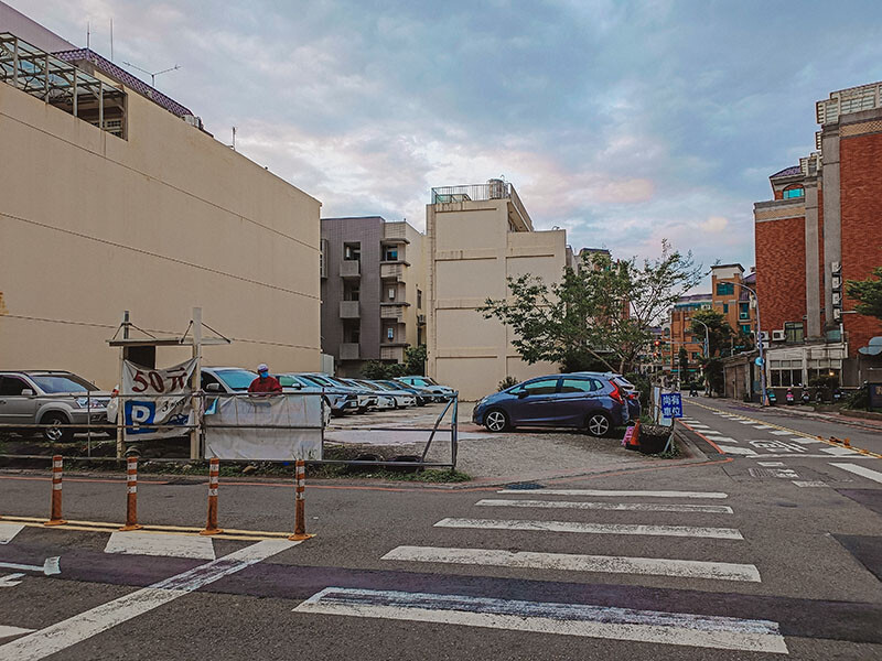 「牛未來Sugoi」竹北洞穴主題食堂，中午就營業，多種定食價位親民，還有牛肉、牛肚、牛筋特色石鍋，適合周末三五好友聊天聚餐