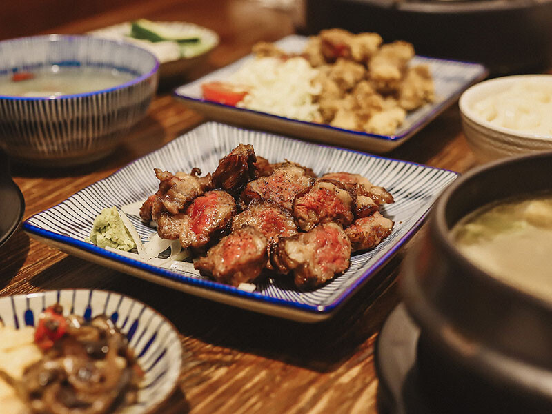 「牛未來Sugoi」竹北洞穴主題食堂，中午就營業，多種定食價位親民，還有牛肉、牛肚、牛筋特色石鍋，適合周末三五好友聊天聚餐