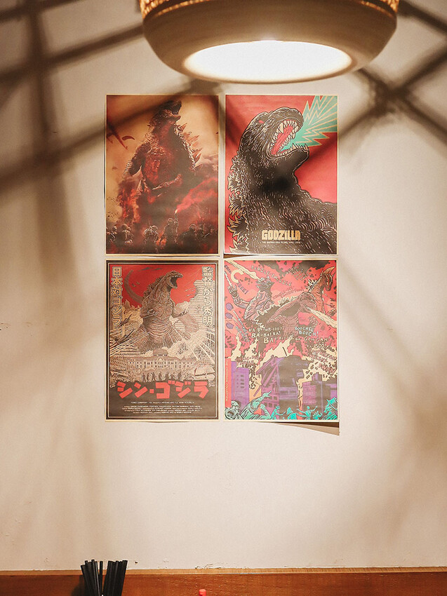 「牛未來Sugoi」竹北洞穴主題食堂，中午就營業，多種定食價位親民，還有牛肉、牛肚、牛筋特色石鍋，適合周末三五好友聊天聚餐