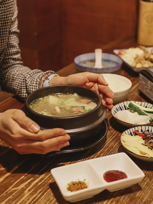 「牛未來Sugoi」竹北洞穴主題食堂，中午就營業，多種定食價位親民，還有牛肉、牛肚、牛筋特色石鍋，適合周末三五好友聊天聚餐